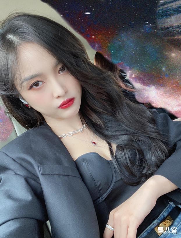 吴宣仪▲吴宣仪是欢乐喜剧人吧？穿成女霸总参加学车综艺，现场秒换绿马甲