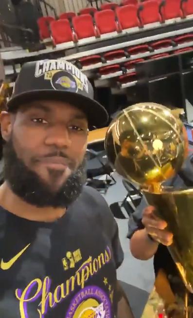 勒布朗·詹姆斯|湖人夺冠后合影，詹姆斯身边特意留了个空位给科比，浓眉自己站最后排去