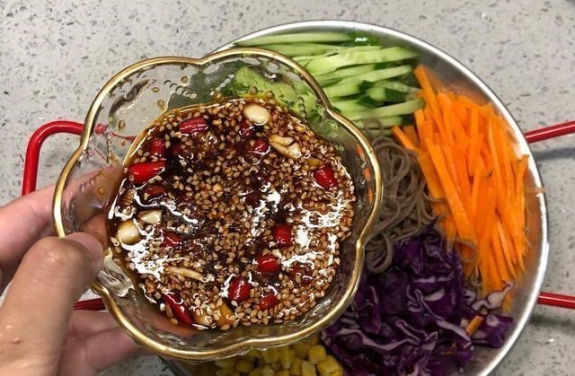 荞麦面|适合晚餐吃的主食，营养全面，热量低，酸辣开胃，天天吃都不腻