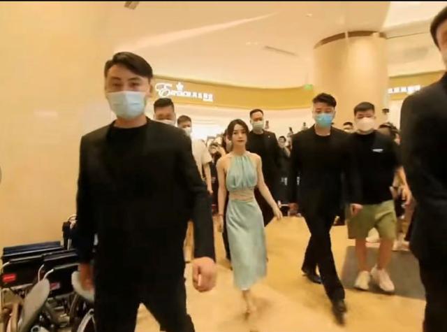 『赵丽颖』赵丽颖活动照翻车？未修图曝光肩宽胯窄，“五五分”身材又被嘲