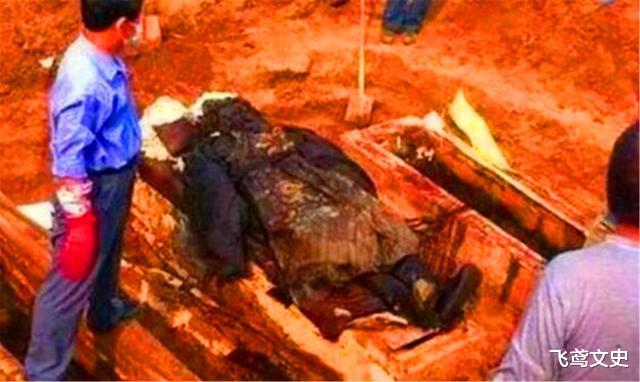 ▲北京挖出李莲英墓，用废三把铁锤才打开，开棺后专家后背发凉
