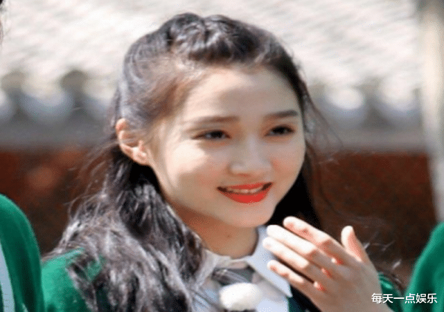 关晓彤：关晓彤参加跑男录制，跟170cm郭麒麟同框，彻底暴露了真实身高