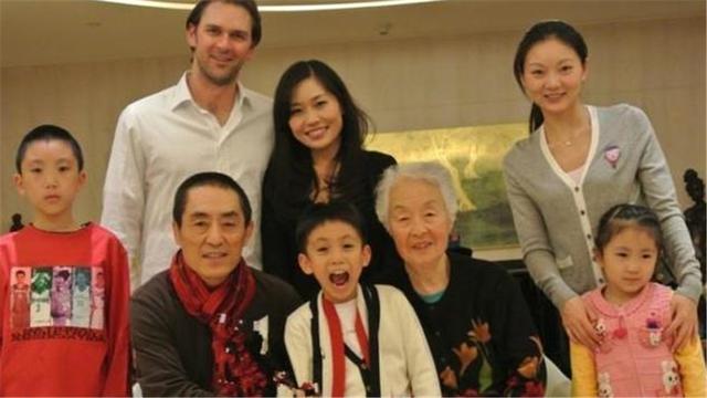 张艺谋|为何当年张艺谋宁愿“超生”被罚748万,也不给孩子换国籍?网友:霸气