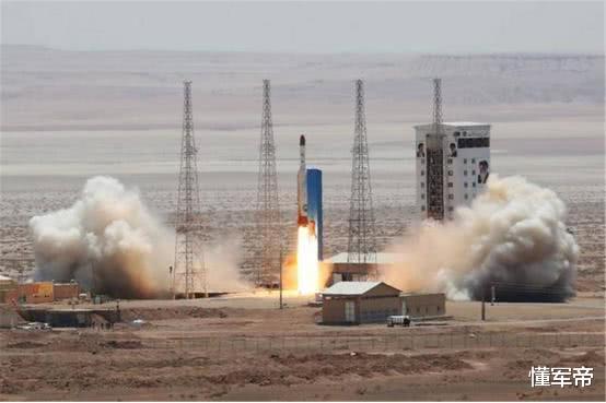 伊朗：大国卫星露出隐藏实力，美舰火速撤离海峡躲避，数枚导弹摧毁目标