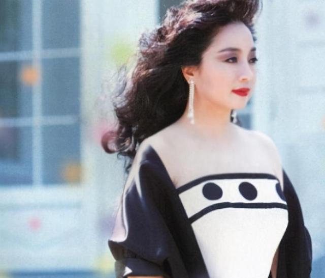 春晚|春晚为她破例，宁愿离婚也不改国籍，70岁无儿无女仍备受敬仰