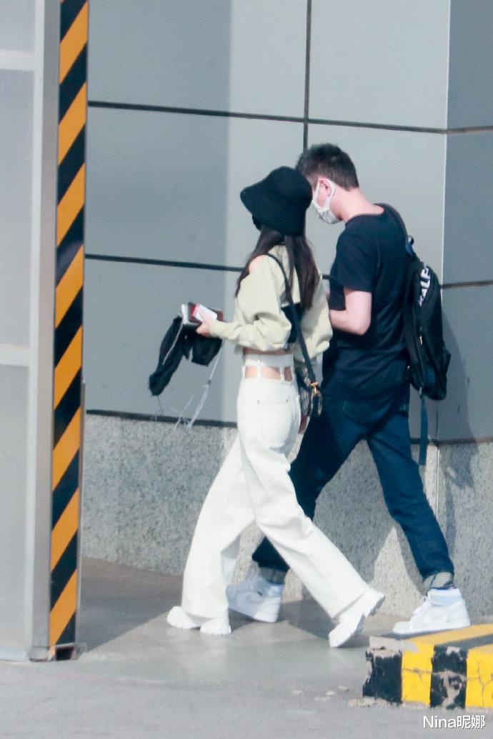 [赵丽颖]赵丽颖结婚后脱胎换骨，165学杨幂穿腰间镂空裤，美得冯绍峰不敢看