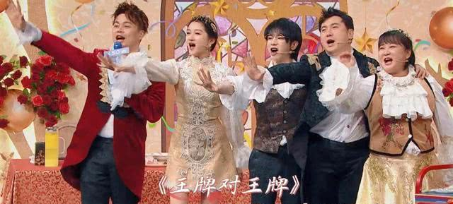 『关晓彤』王牌收官宫廷盛宴！吉娜刺绣礼服秀蚂蚁腰，关晓彤身材扁平输惨了