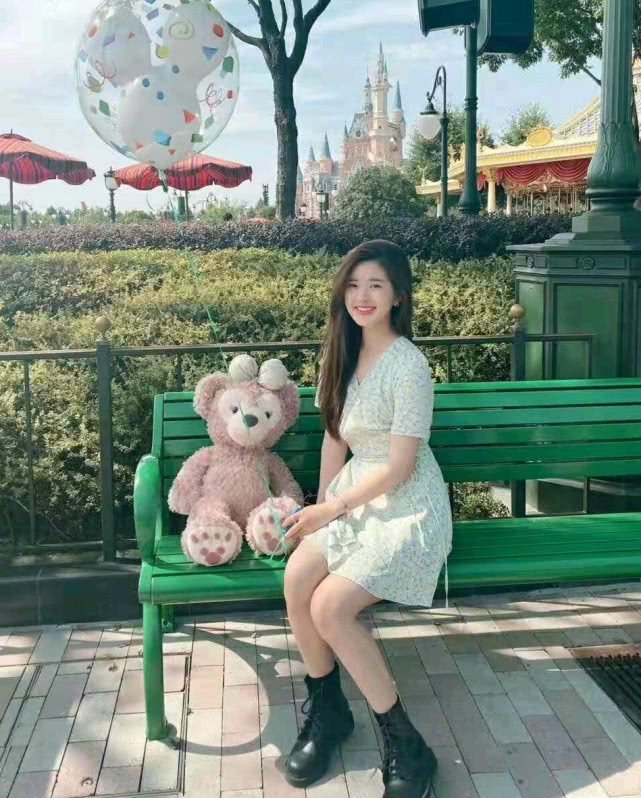 【赵露思】当赵露思剪了齐刘海，穿上白衬衫+百褶裙后：这是校园女神吧？
