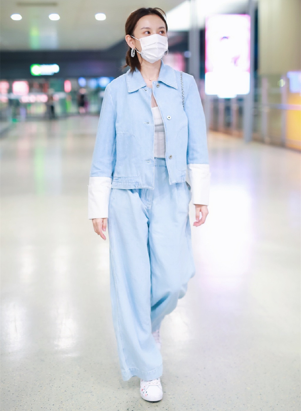 刘海：剪了刘海的宋祖儿好“初恋”！穿复古泡泡裙太显小了，阳光了许多