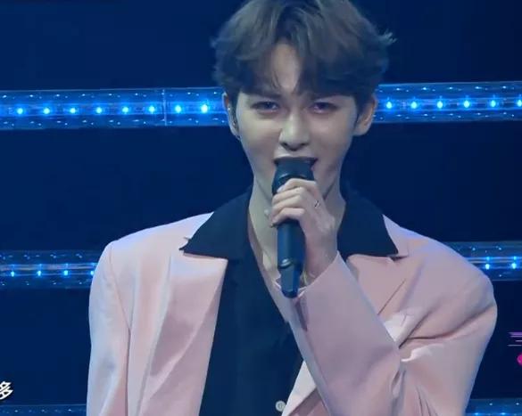 「郑爽」618三台晚会打光差别大：沈梦辰艳压关晓彤，郑爽柔光太浮夸