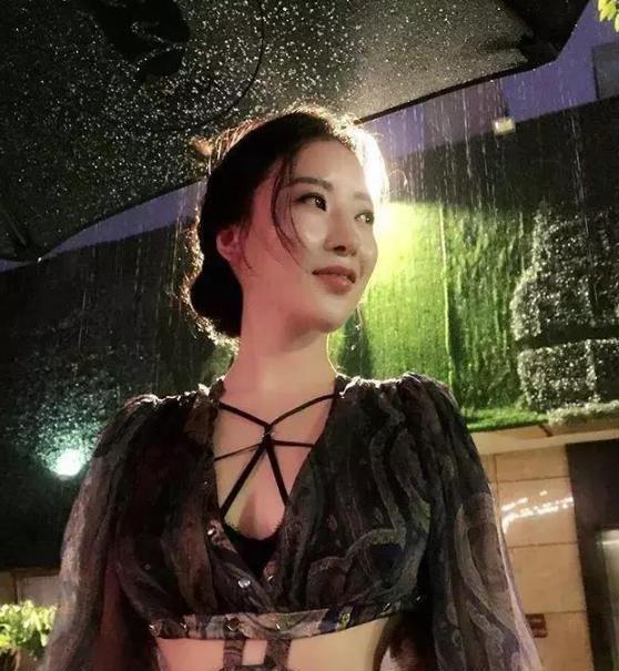 网红■因“刘强东”走红的蒋聘婷，国外住豪宅生活奢靡，女人味难以抵挡！