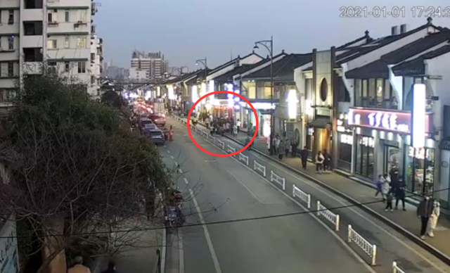 杭州公安 来杭旅游的女子突然在高银街晕厥！接下来的一幕，太暖...