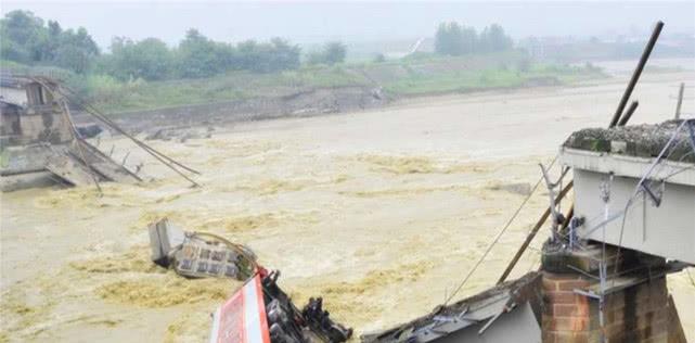 美国@军事演习遇上“豆腐渣工程”，数十美军坠河，3辆坦克瞬间报废
