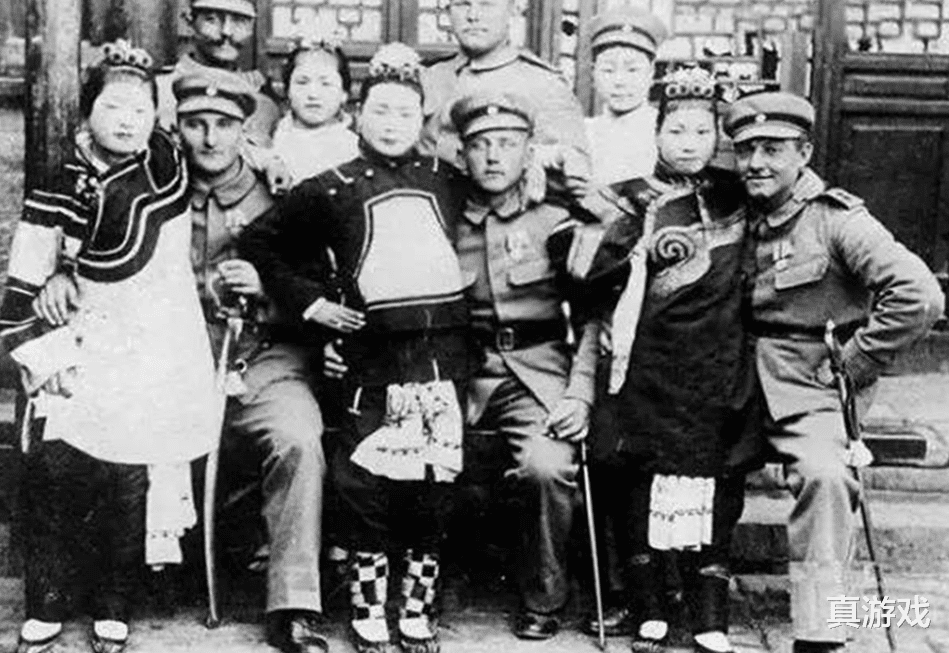 晚清|100年前的晚清老照片,街上强搂美少女的八国联军,骑马横行的七品芝麻官