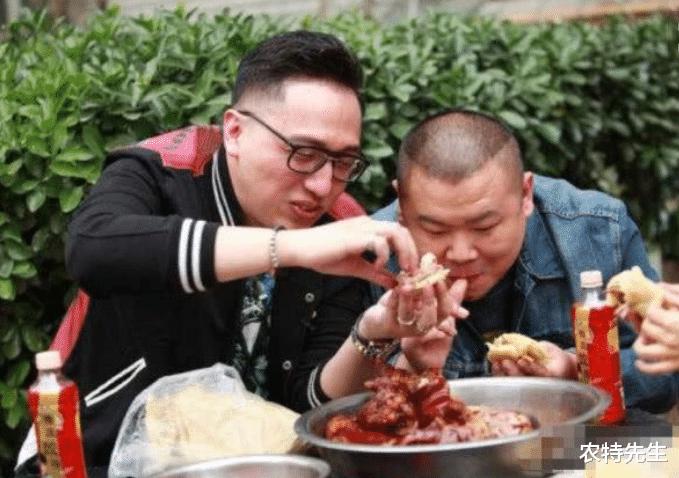 岳云鹏|岳云鹏是接地气明星，桌上一瓶400元白酒惹争议，网友：从不炫富
