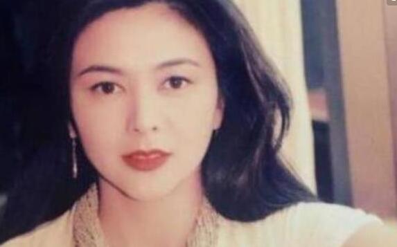 关之琳|关之琳29岁有多鲜？1991年张学友牵她出来那刻，才知啥叫人间水蜜桃