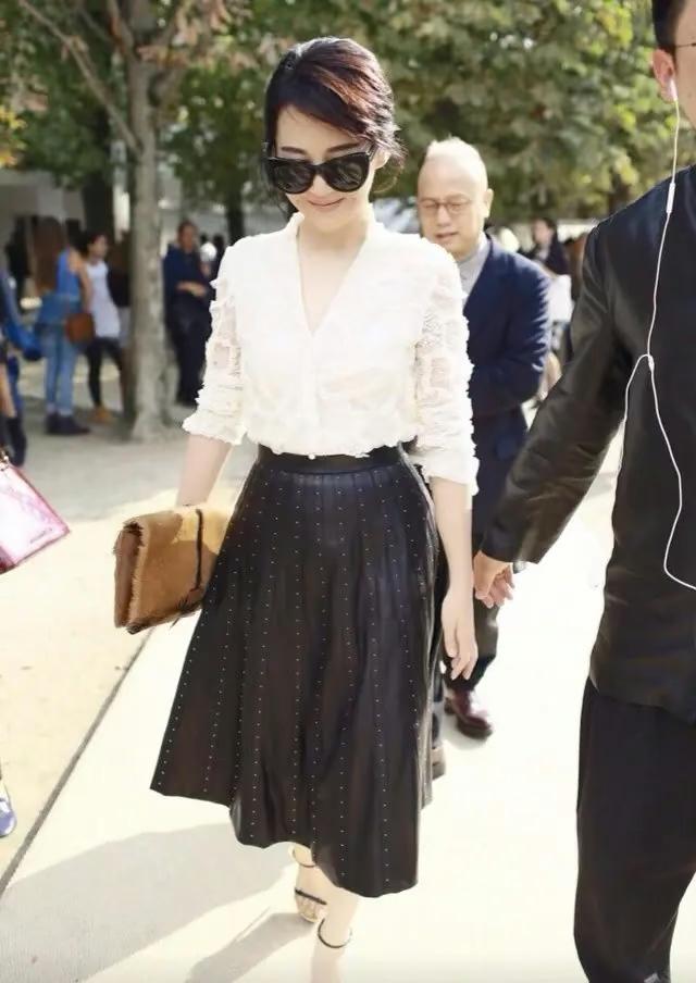『穿衣搭配』许晴示范中年女性穿衣模范，穿白衬衣配半身裙，头扎低马尾美炸了