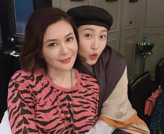 『周丽淇』41岁周励淇产后两月火速瘦身颜值回春,儿子首度露面身形较瘦小