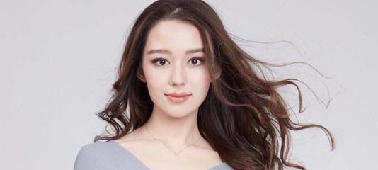 吉娜·爱丽丝|嫁钢琴大师朗朗，频繁登上热搜榜，26岁的吉娜凭什么？