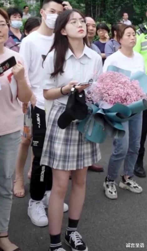 |高考考场外“最美持花”女生回应关系，声明：不签约、不直播