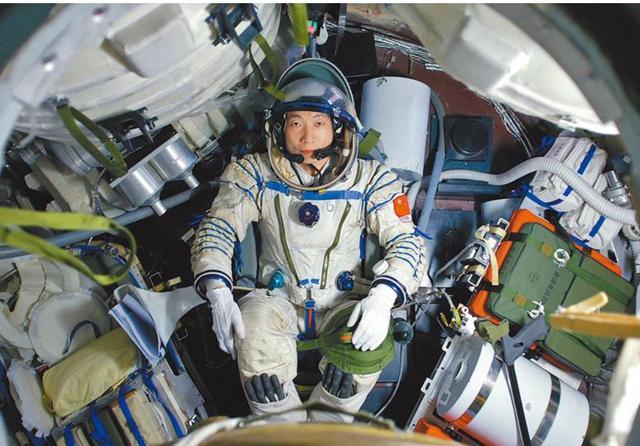 中国航天|为何中国航天返回舱落地整体焦黑,美国的却很干净?理由出乎意料