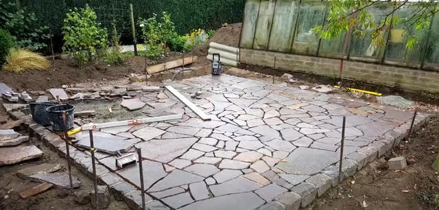 |我家院子红砖全翘掉了，这种毛石板铺院子，有种青石巷的美感！