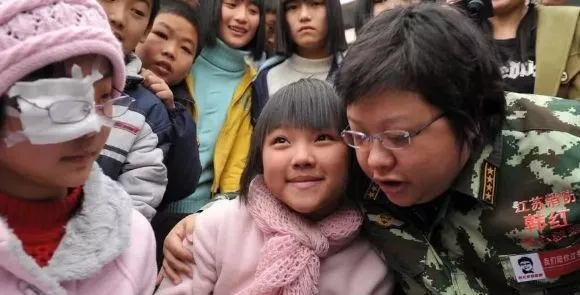 「韩红」韩红哭了,身上的秘密再也藏不住了,网友痛骂:虚伪、不要脸