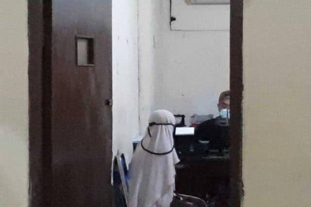 【靖边】37岁男子因17岁妻子不会做饭将其囚禁,最终妻子从浴室逃出报警