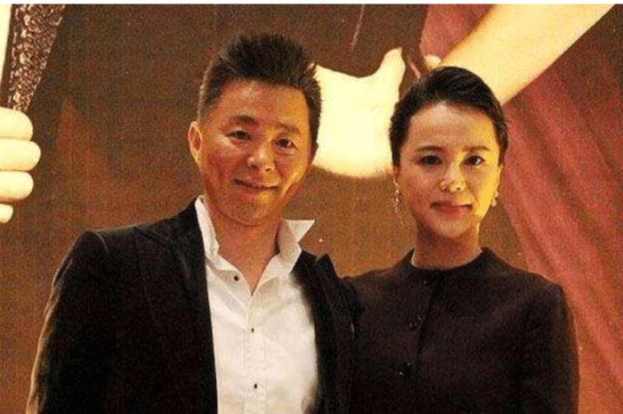 王宏伟|4岁丧父，8次登上春晚，母亲放羊养大他，闪婚妻子竟是熟知的她