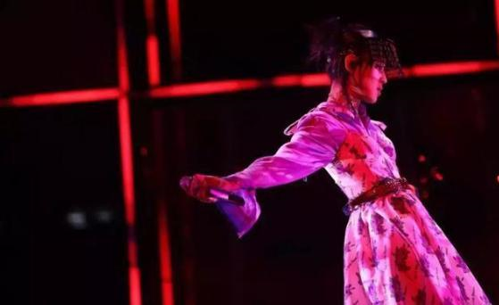 周笔畅|从被封杀已经14年,再到手捧256个大奖,她说:我确实过气了