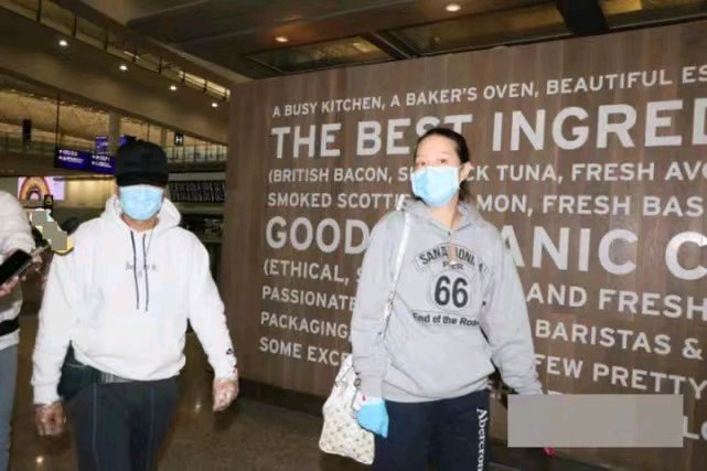 「甄子丹」甄子丹一家四口从美国全部武装反港，戴追踪手环将接受为期14天隔离