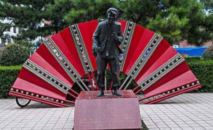 赵本山|赵本山铜像已残败不堪，景区无人问津，活人立雕像见过吗？