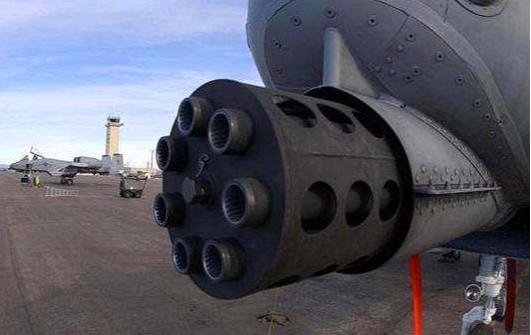 [空军]美空军正在训练，一头奶牛误闯靶场，身亡后飞行员用这种方式纪念