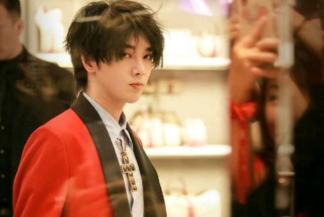 「华晨宇」华晨宇夺冠引争议，被批《歌手》剧本，华语乐坛只姓华