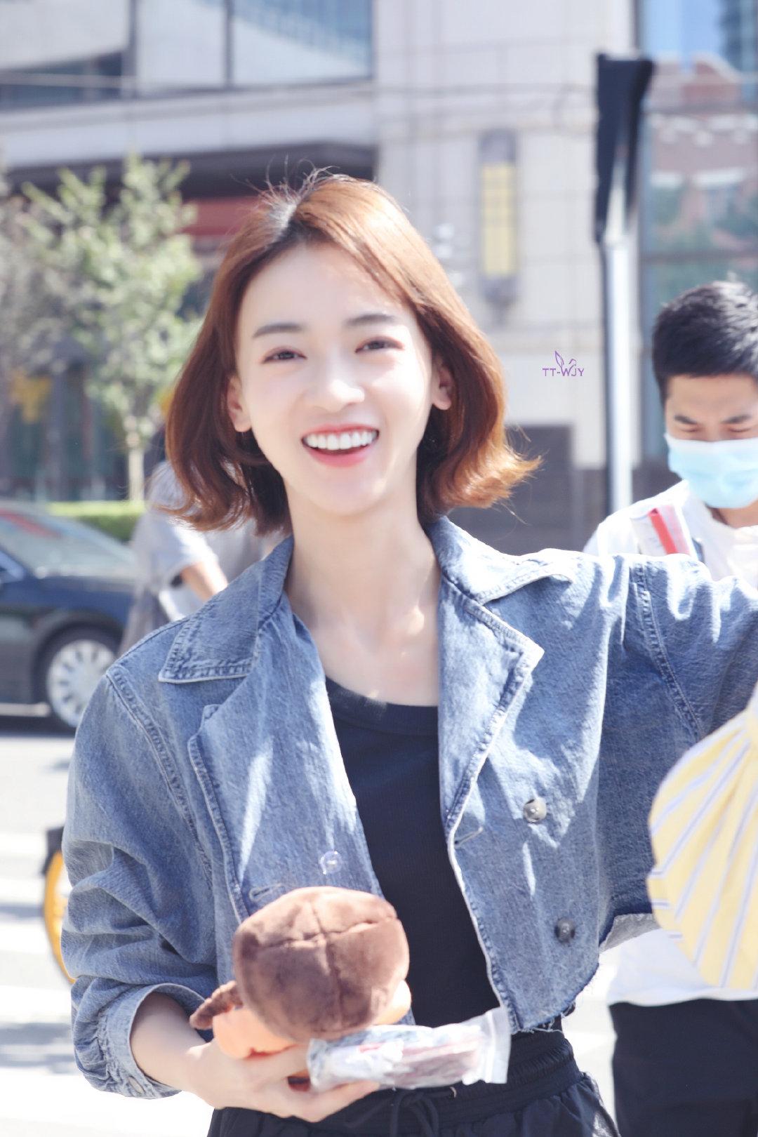 吴谨言|吴谨言换公主卷发，穿米奇卫衣配直筒裤清新又甜美，少女感满满
