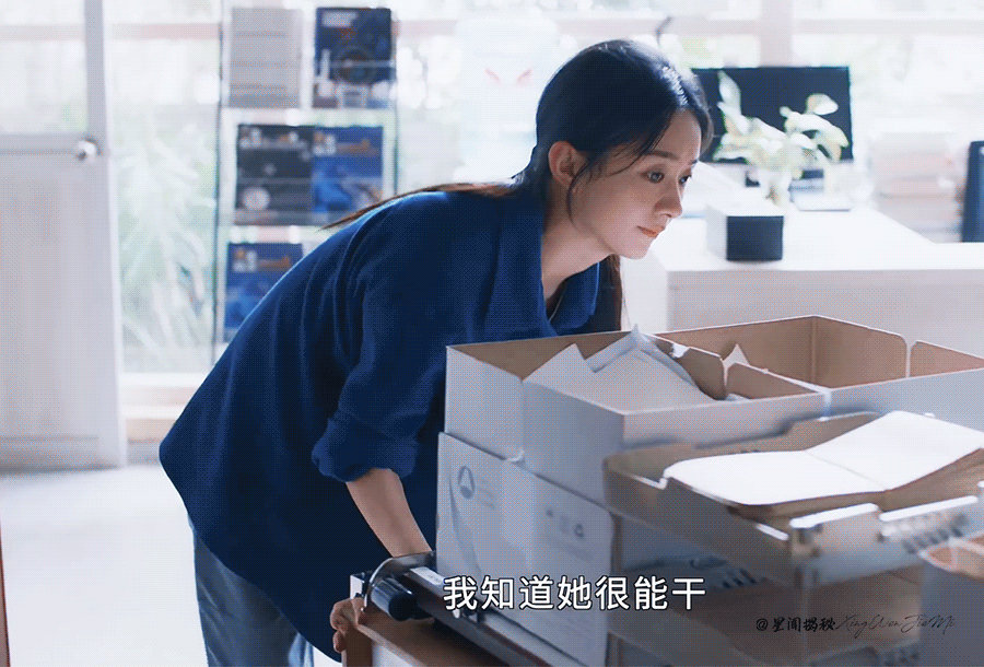 赵丽颖|赵丽颖新剧预告片上线,职场造型受人关注。