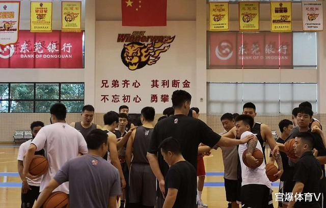 『广东男篮』广东宏远好消息！海归中锋今夏有望加盟 朱芳雨大手笔来了