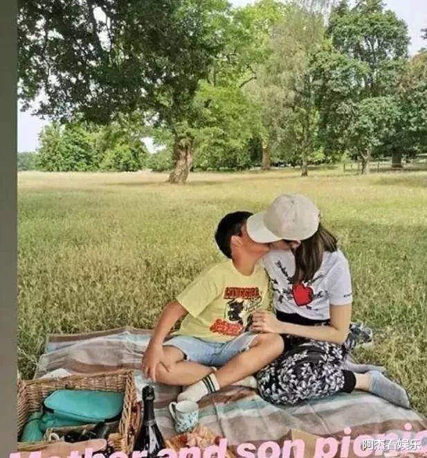 李嘉欣|李嘉欣与9岁儿子接吻被怒斥，父亲与女儿“3人共浴”，网友：不忍直视