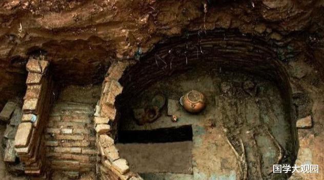 鸡蛋:考古专家挖掘古墓,进行到一半发现鸡蛋,专家:碰都不要碰!