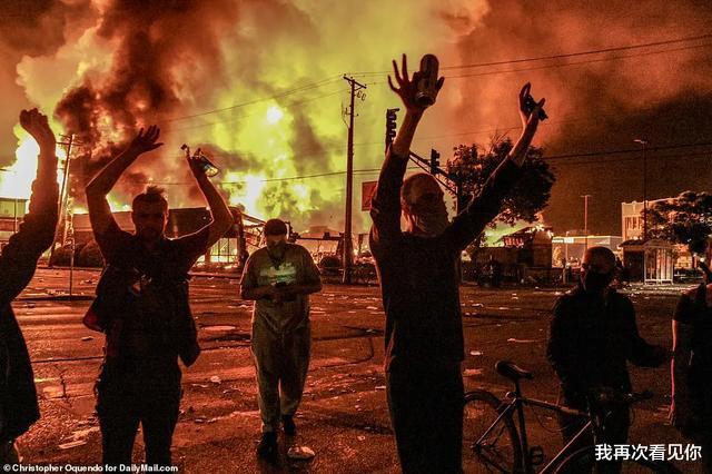 『美国』美国突发大规模暴动！万人洗劫全城 纵火烧楼 市民当街惨死
