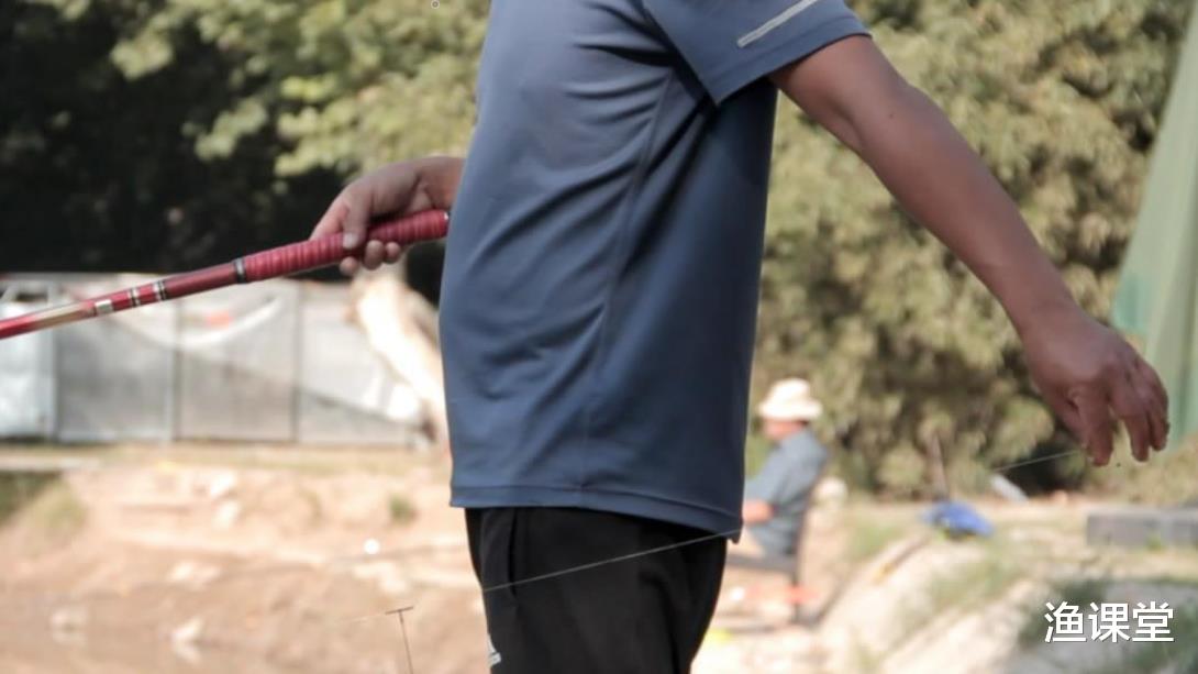 ：抛竿太难？抛不到钓点？很多人用错了方法，不看正确的永远抛不好