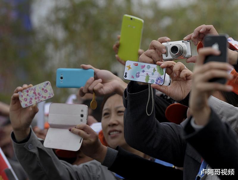 『电子商务』如何做自媒体电商赚钱，做好了，每个月赚10万很简单！