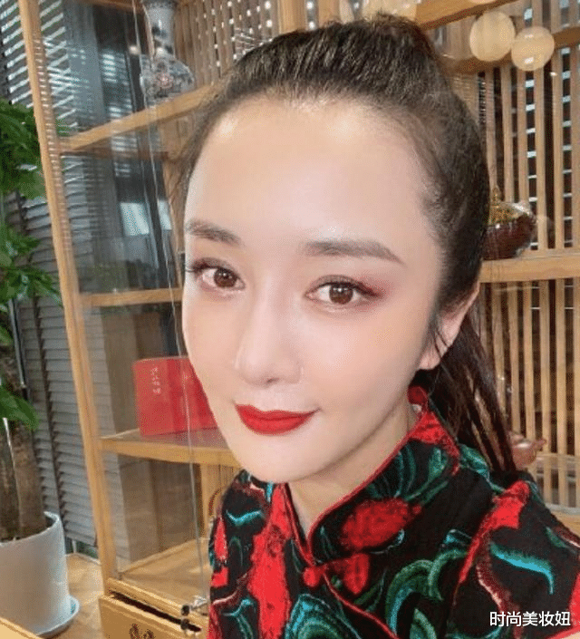 旗袍|李依晓终于穿旗袍了，红色刺绣旗袍裙配高马尾，大红唇气质惊艳