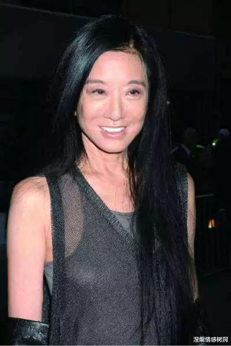 [美国]71岁华裔设计师晒美照，一双腿堪比17岁少女，特朗普女儿是她粉丝