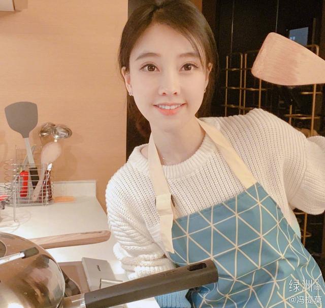 【冯提莫】冯提莫参加音乐会备受国外网友好评,反观国内却被骂,这点成关键