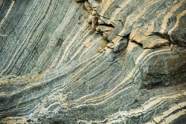 秦岭：秦岭沣峪大坝沟：是个好地方，有森林有高山瀑布，而且游客还不多