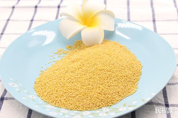 [肝脏]睡前喜欢玩手机的人，身体反复出现怪异迹象，可能肝脏已经稀烂