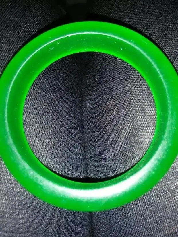 翡翠@满绿翡翠价值一定高！这样的满绿翡翠千万不要买！