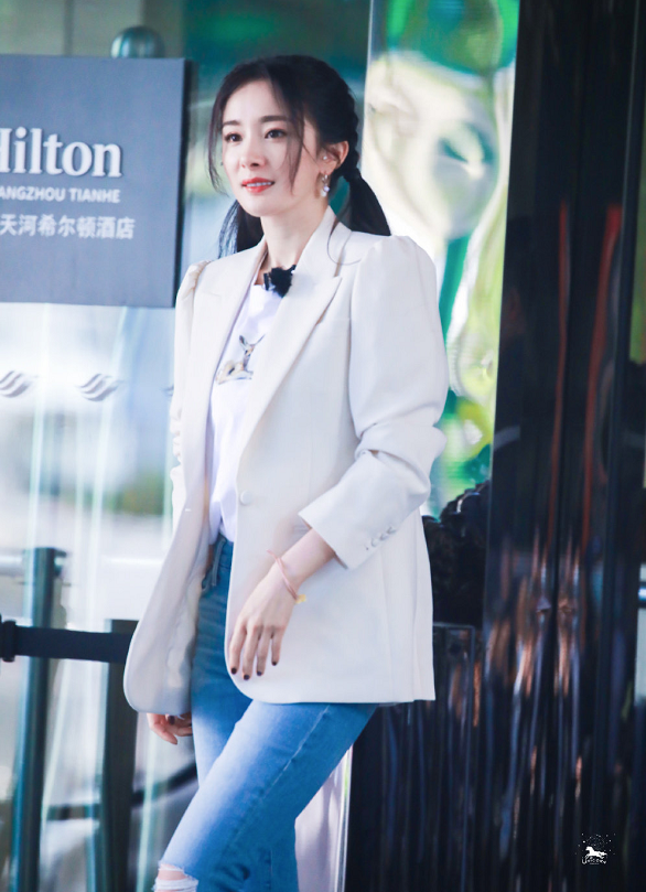 『杨幂』杨幂的形象从不是随便的！指甲颜色一天一个色，明星就是不一样