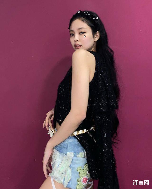 金智妮■BLACKPINK新歌舞台秀，Jennie绝美热舞秀直角肩，膝盖引粉丝心疼